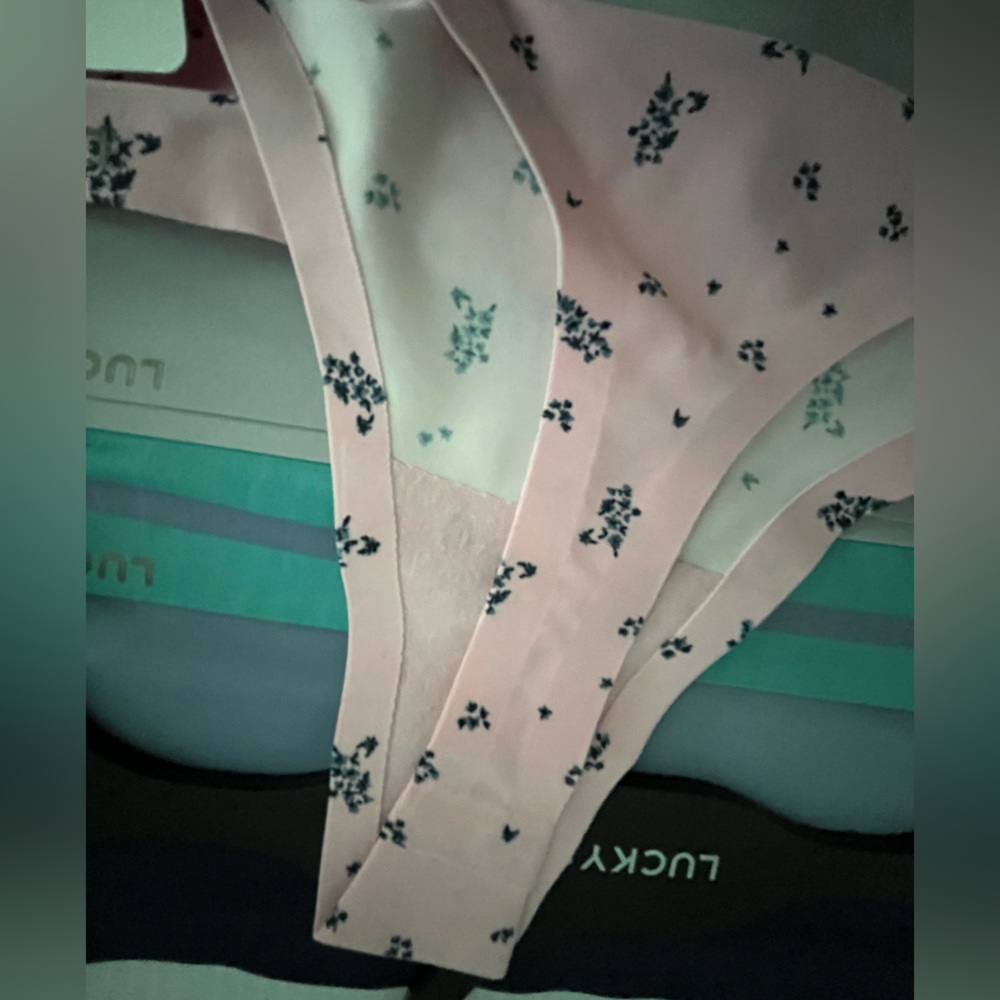 Lucky Brand Silky Smooth Laser Cut Tech Sealed Invisible Edge 5 pc Thongs set - Picture 6 of 13